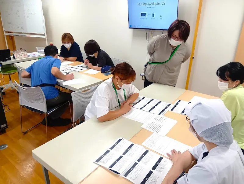先輩職員による研修の様子