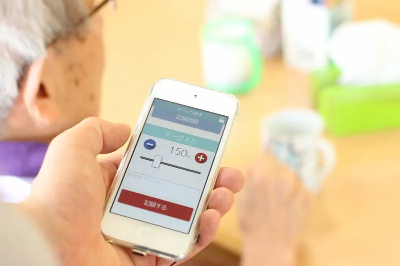 スマホで記録する介護DXの様子